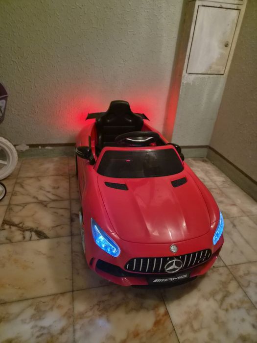 Carro Mercedes AMG com comando-criança