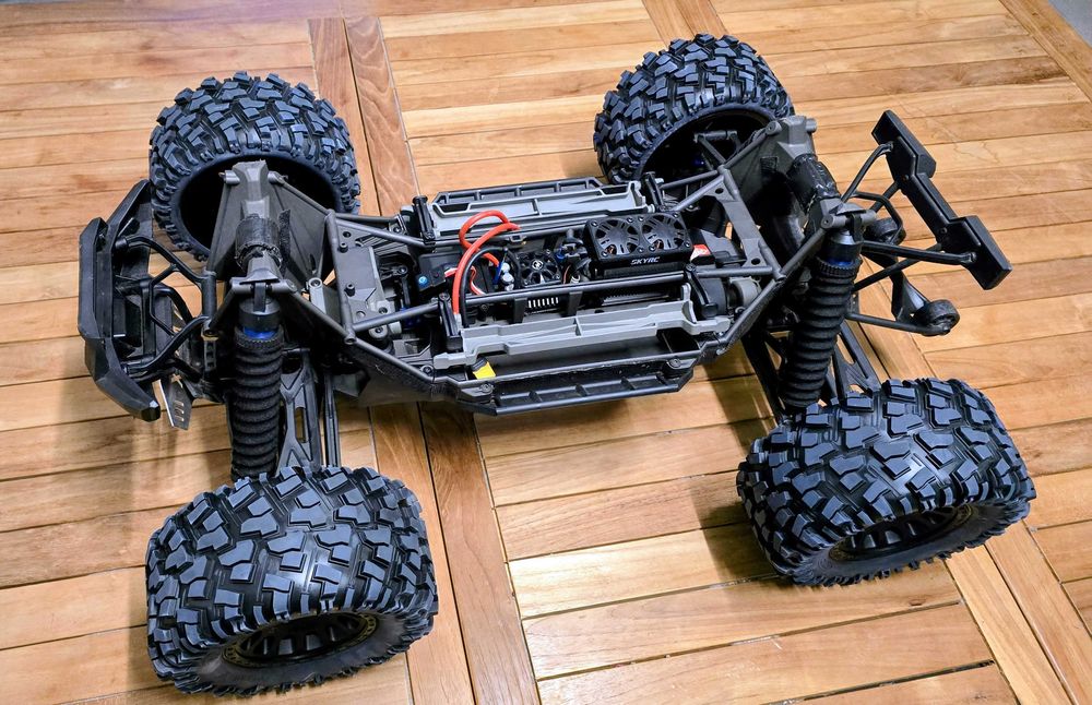 Traxxas X-MAXX 8S- Hobbywing e extras- Como novo