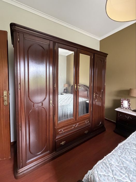 Mobilia de quarto de casa em mogno