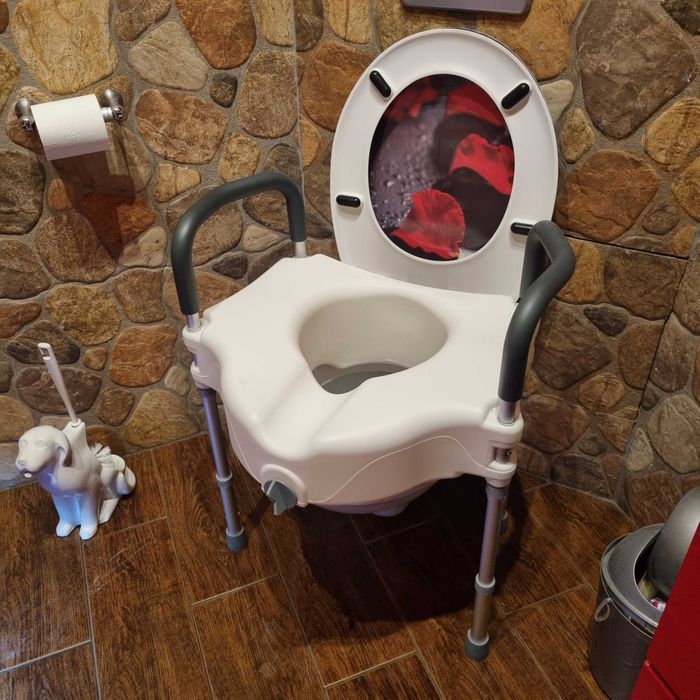 nowe podwyższenie toalety z rączkami i nóżkami