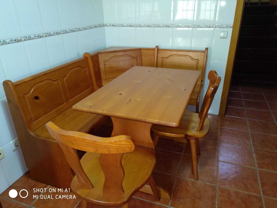 Mesa em pinho maciço cor de mel, com banco de canto e 2 cadeiras.