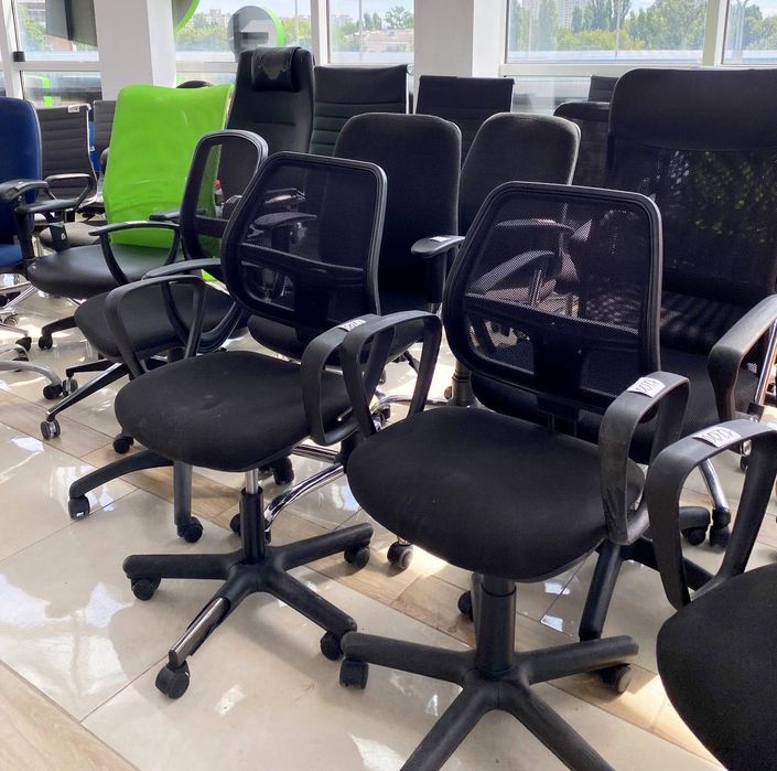РОЗПРОДАЖ білих та лофт офісних меблів столи тумби шафи стелажі крісла великий вибір