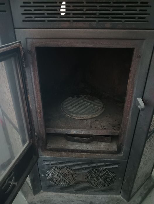 salamandra a lenha com revestimento em pedra de granito