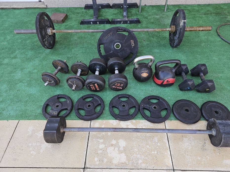 Pesos, discos, halteres, kettlebels, barras - Musculação