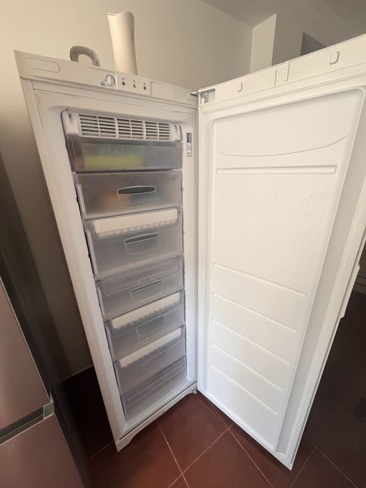 Arca vertical Indesit No Frost (modelo UIAA 12F)