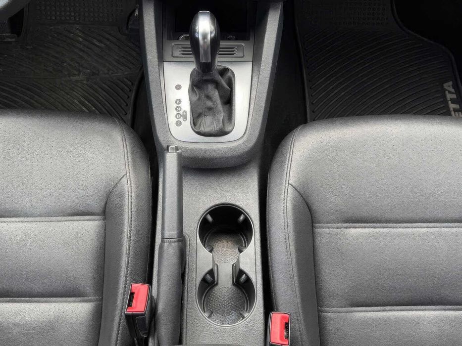 Volkswagen Jetta SE with Connectivity      2014