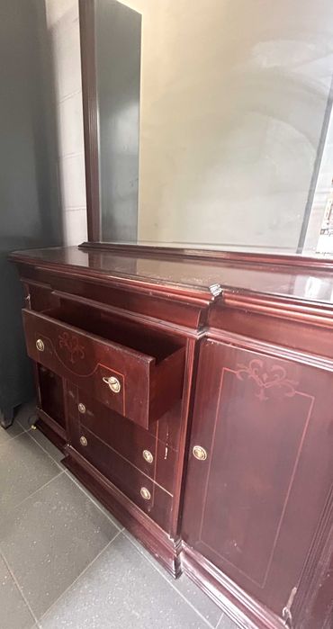 Aparador com espelho