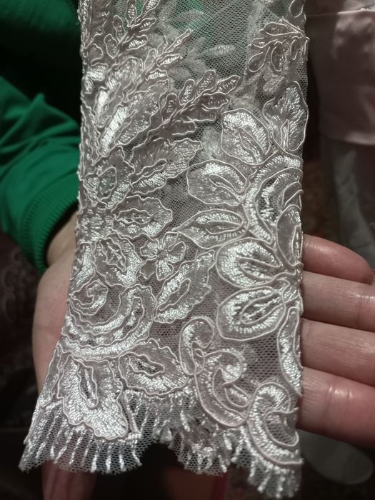 Платье с вышивками на девочку розовое ,рост128