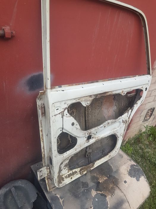 Двері ВАЗ-21061 , не гнилі трошки корозія