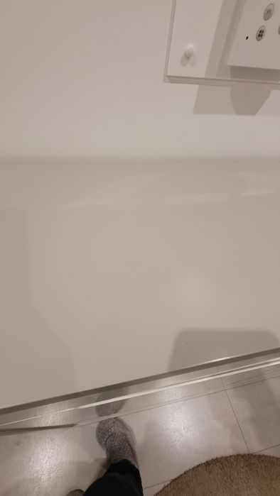 Sapateira branca e cinza com duas portas e gaveta