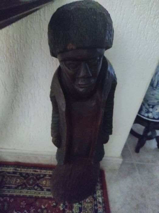 Boneco de pau pretoe peças em Africano