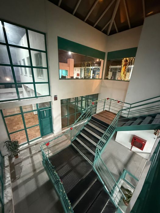 Lojas/ escritório em centro comercial no carregado