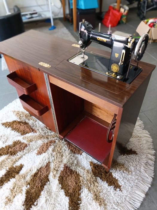 Máquina de costura OLIVA modelo CL 45  com movel ( a funcionar corretamente)