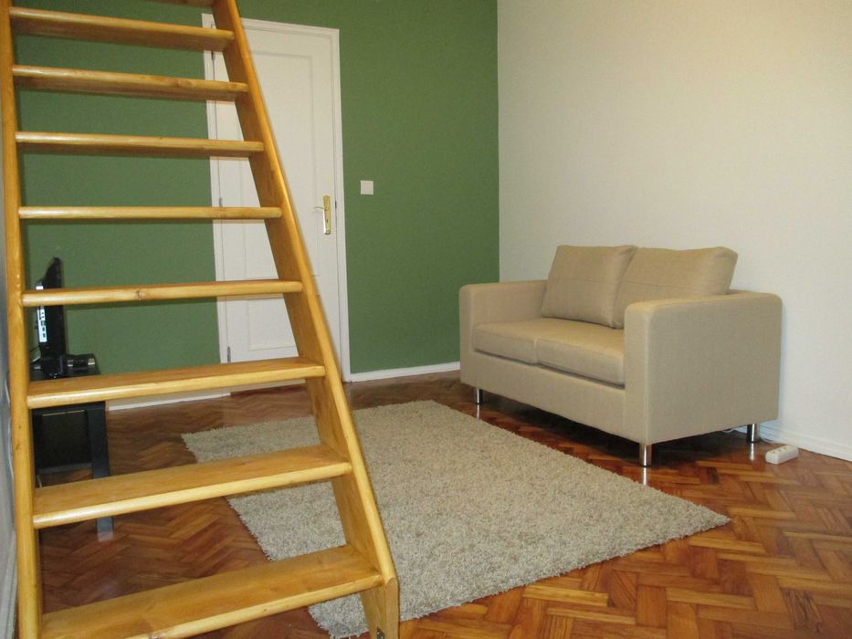 Quarto Duplex com Sala e WC Privativo (Metro Linha Azul)