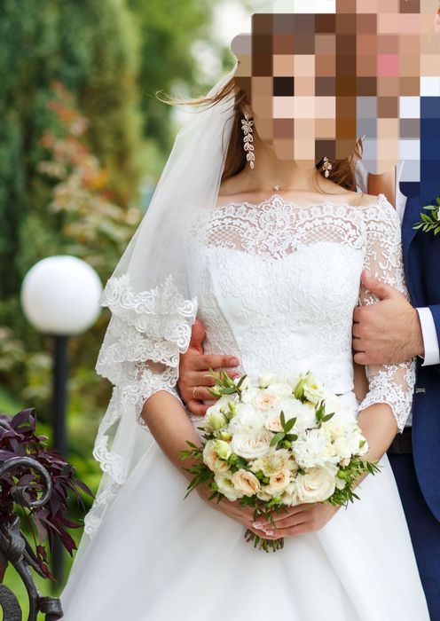 Весільна довга фата молочного кольору в ідеальному стані