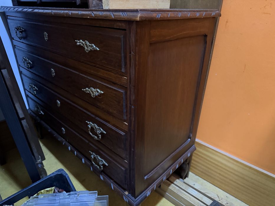 Quarto com cama, duas mesinhas de cabeceira e cómoda
