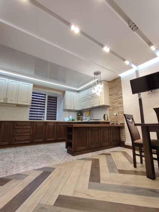 Велика  3-кімнатна квартира з дизайнерським ремонтом