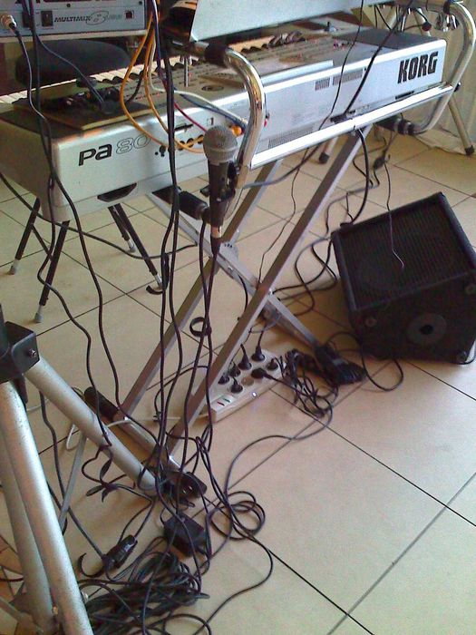 Statyw na dwa instrumenty klawiszowe.