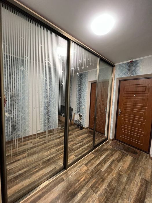 Стеклянные двери, дзеркальні двері