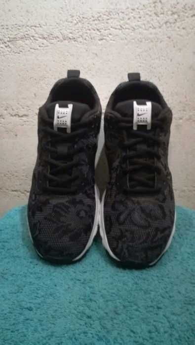 Sneakersy NIKE AIR MAX MOTION LW ENG r.36,5 stan bardzo dobry