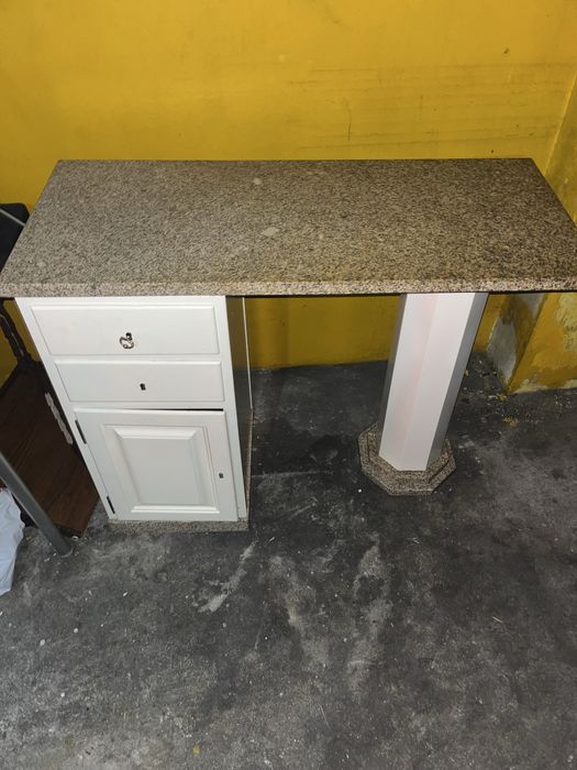 Balcão com tampo em Granito