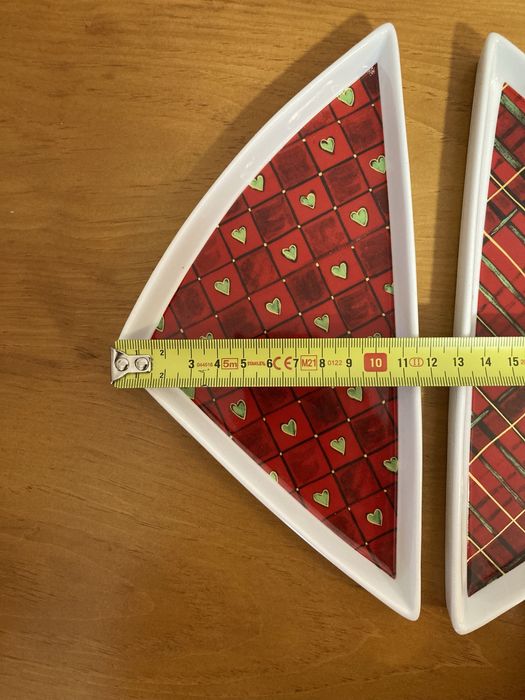 2 Christmas-themed triangular plates434038198838251523