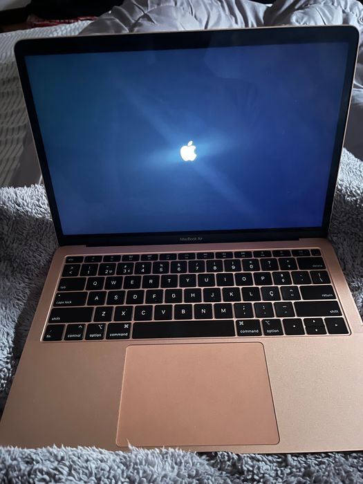 ALMOST BRAND NEW! MacBook Air 2019 – Only 2 months of use!64283907066499120