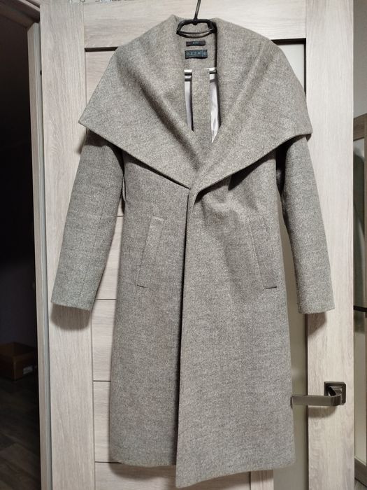 Вовняне жіноче пальто в хорошому стані