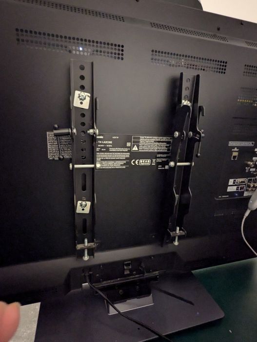 42- calowy telewizor Panasonic TX-L42E30E z dodatkowym wieszakiem .