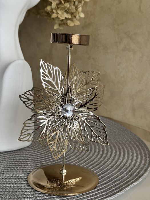 Золотистий кований свічник квітка