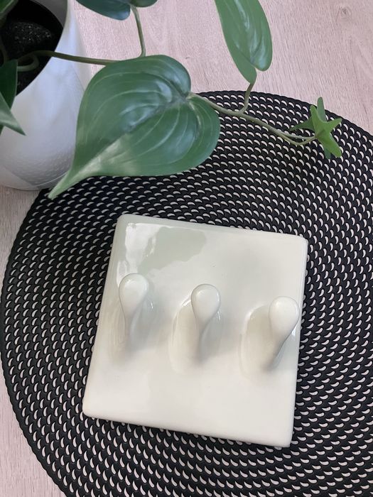 Porcelanowa płytka. Wieszak