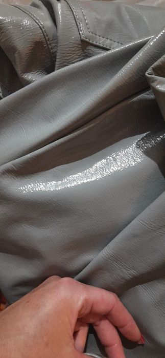 Кожаные лаковые брюки.