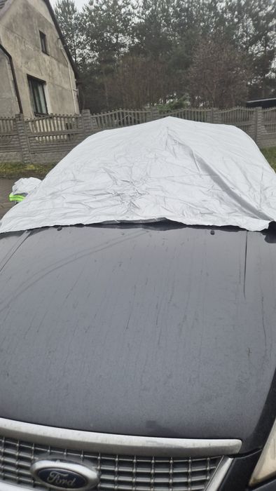Pokrowiec chroń swój samochód przed śniegiem, deszczem oraz słońcem