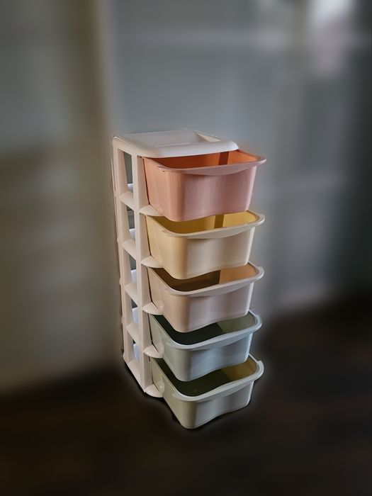 Plastikowy regał szafka z szufladami na kółkach