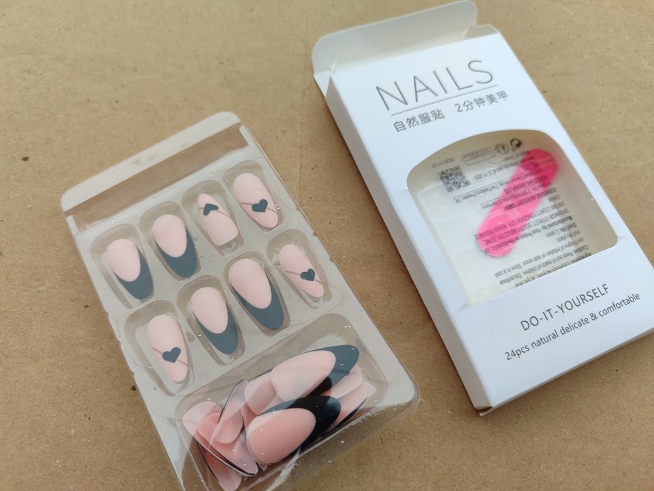 Накладні нігті бордовий і рожевий манікюр