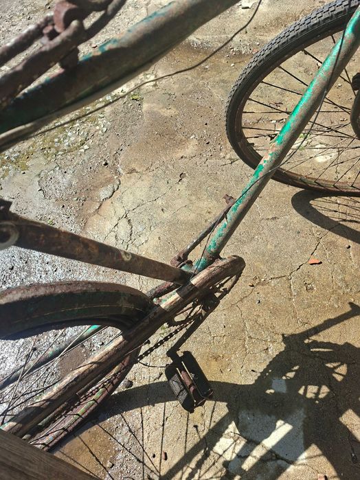 Bicicleta muito antiga para restaurar