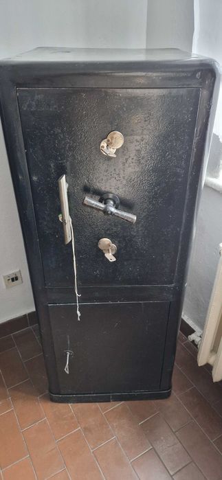 Meble biurowe, komody,biurka, sejf, krzesła