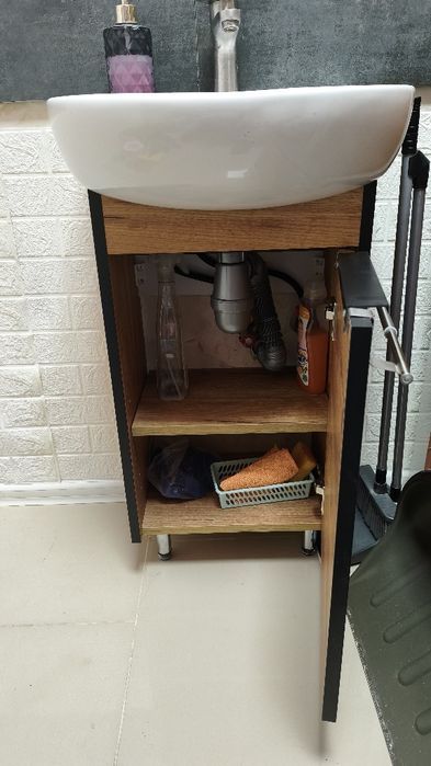 Раковина з тумбою за змішувачем