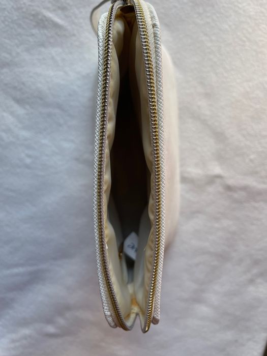 Biała kosmetyczka - Dove