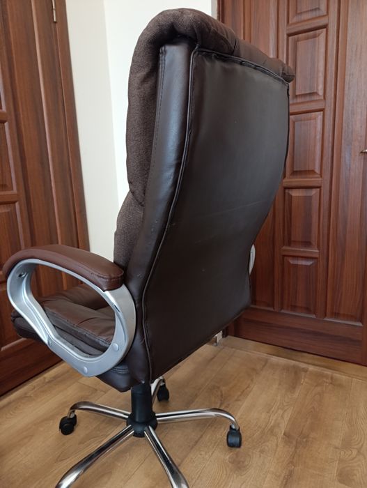 Офісне-компютерне крісло.