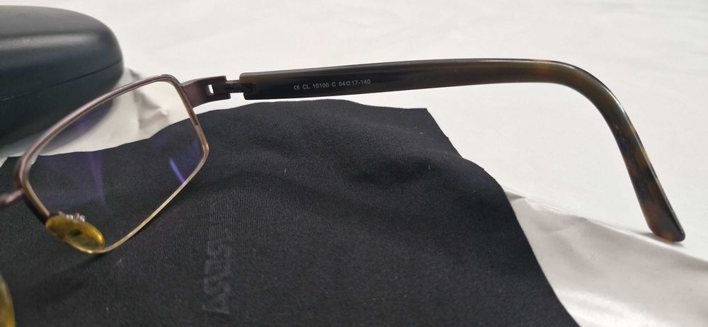 Sprzedam okulary męskie prostokątne Carrera w brązowych oprawkach.