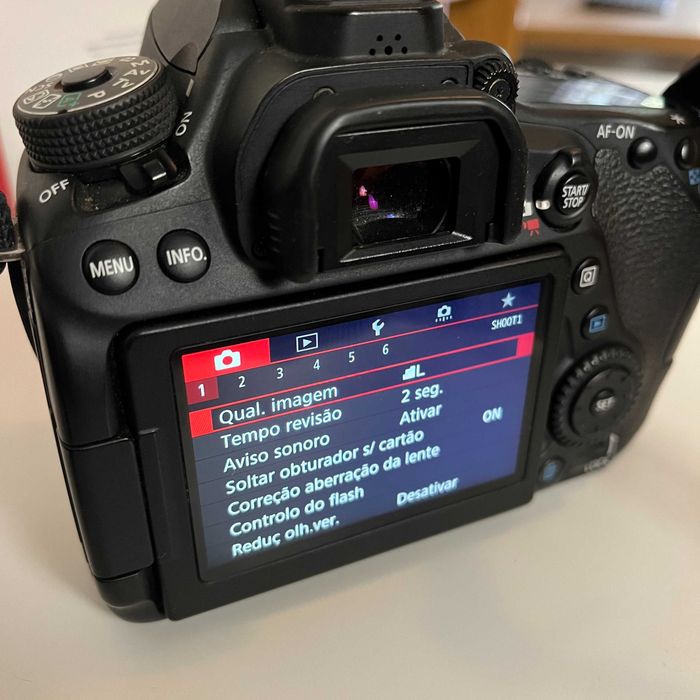 Máquina DSLR Canon 80D