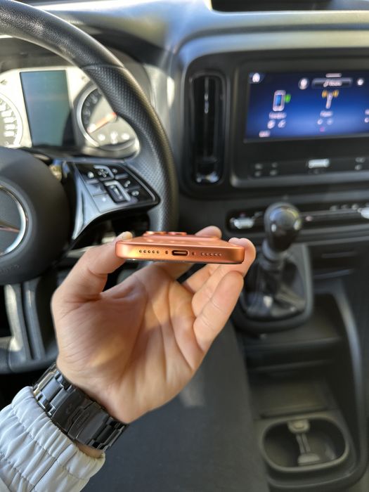 Практично новий Iphone 17pro cosmic orange