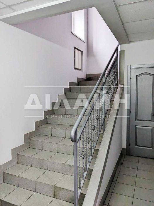 Капітальний склад з рампою та офісами.  Поруч з трасою.