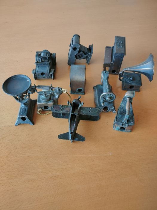 Conjunto de apara-lápis em metal.