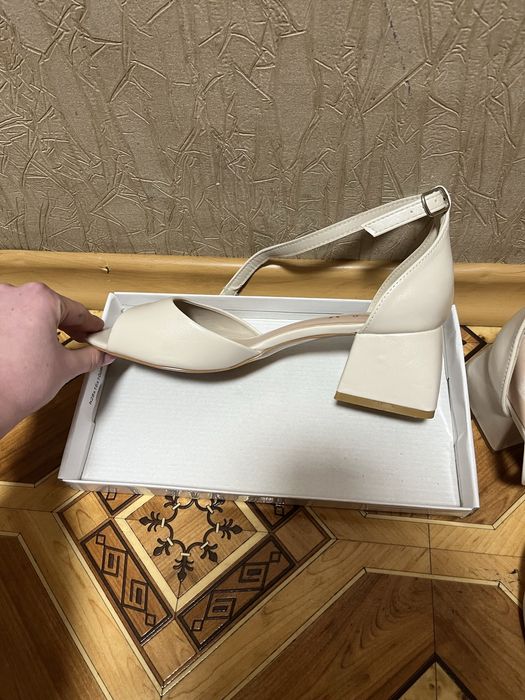 продам туфлі  нові