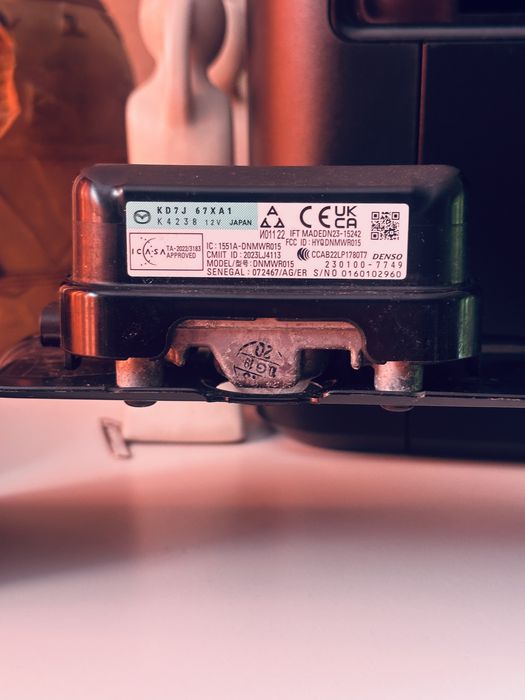 Емблема і радар дістронік на Mazda CX5