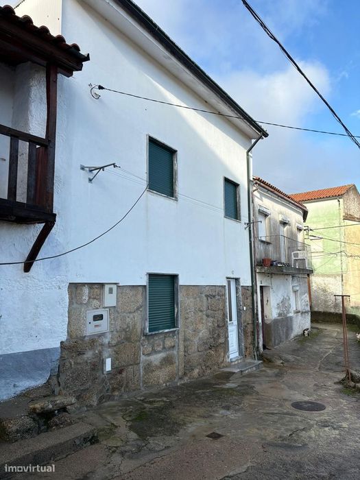 T3 em banda pronta a habitar com sótão habitável