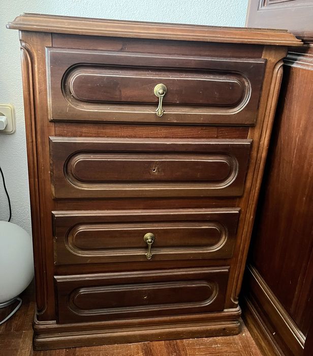 Mobília de quarto em madeira maciça