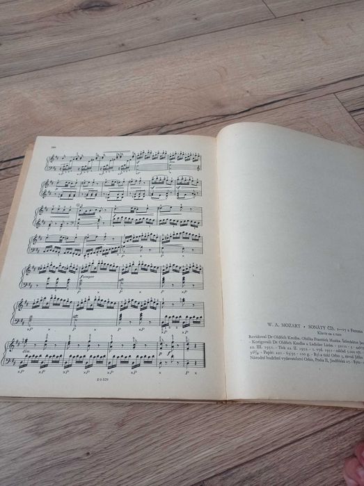 zbiór nut sonat fortepianowych Wolfganga Amadeusa Mozarta